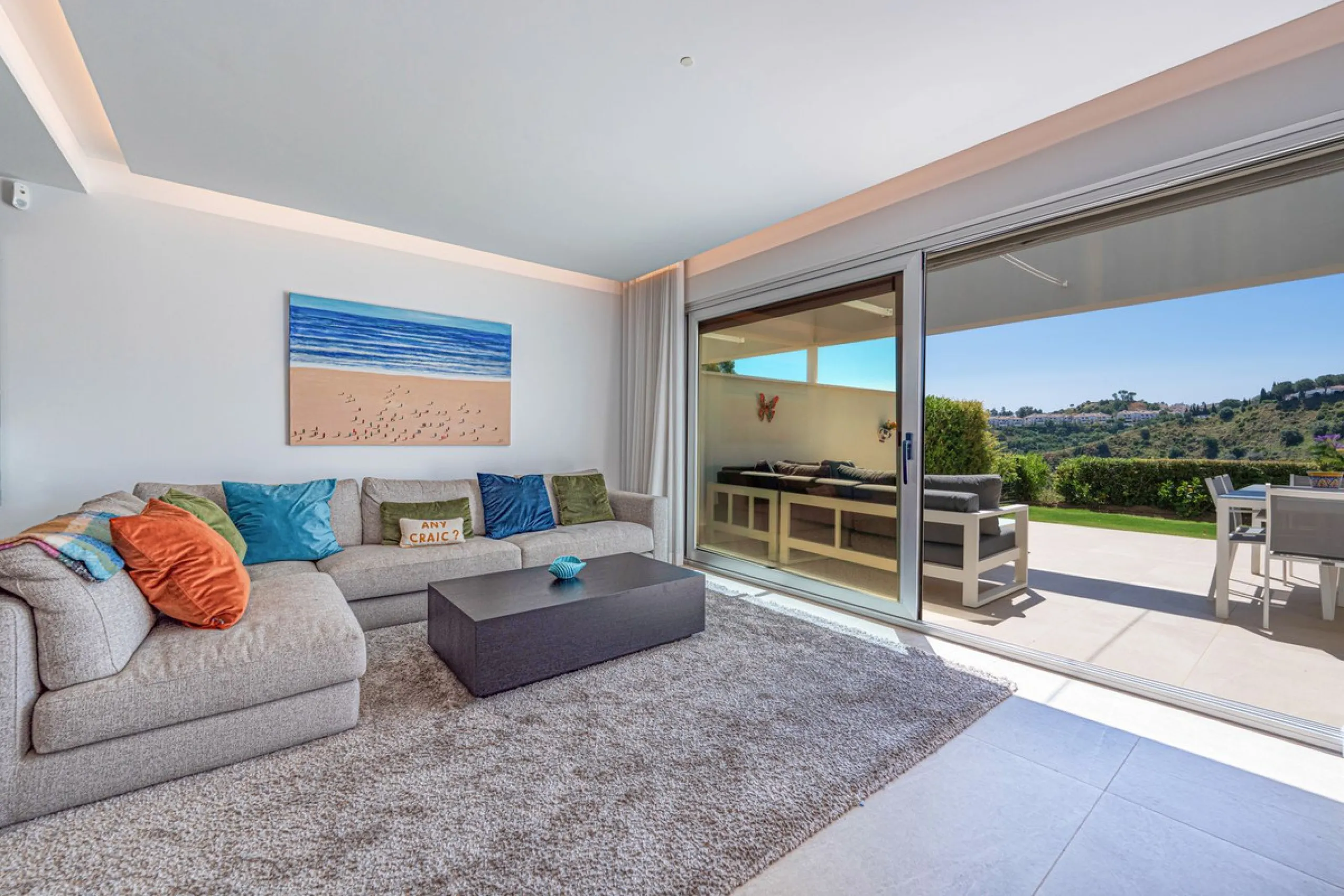 Beautiful modern townhouse in a gated community of only 40 houses located within La Cala Golf. South facing with frontline golf views the property has 3 bedrooms and 2.5 bathrooms. The living area is open plan with a stylish modern kitchen. There is a lar