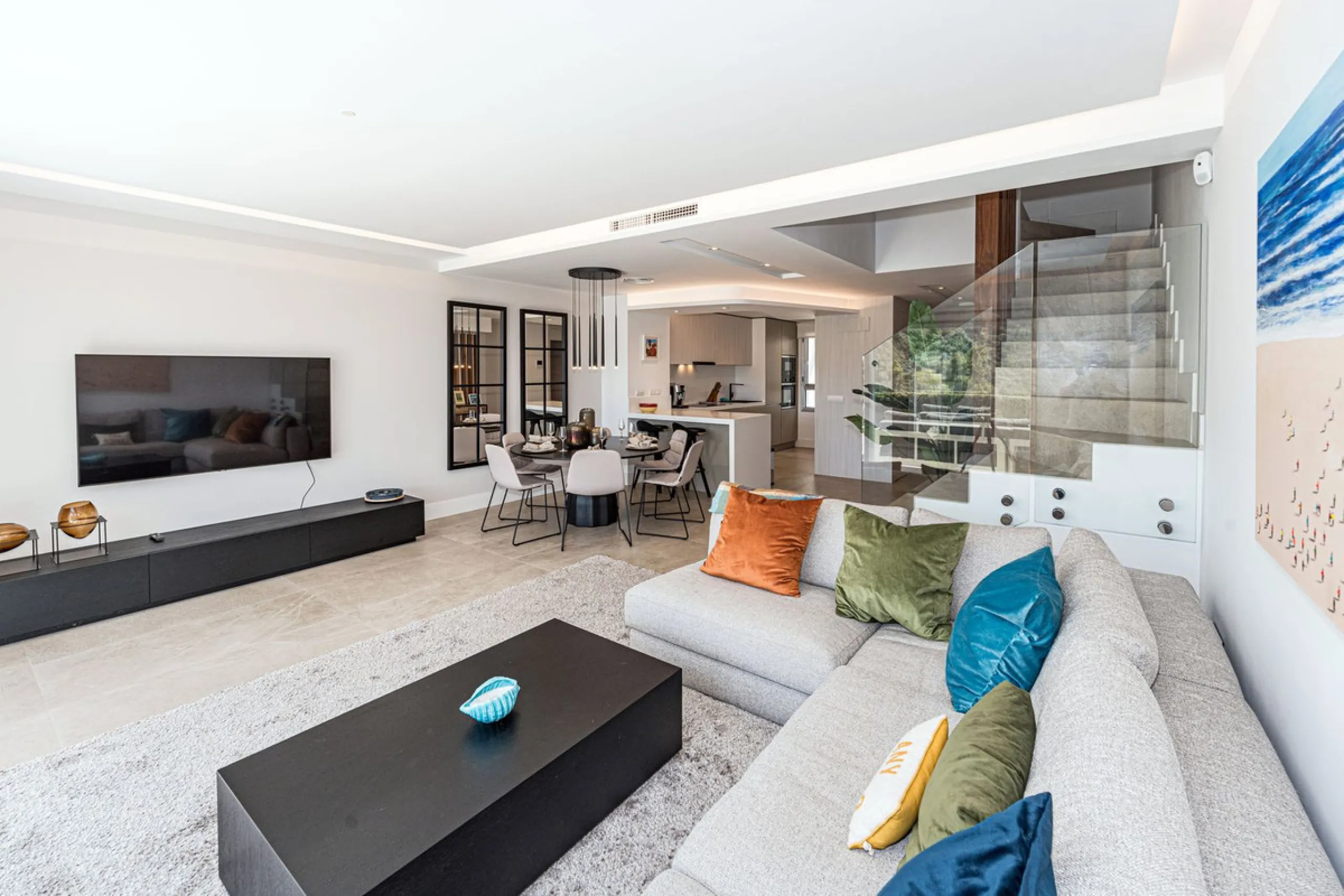 Beautiful modern townhouse in a gated community of only 40 houses located within La Cala Golf. South facing with frontline golf views the property has 3 bedrooms and 2.5 bathrooms. The living area is open plan with a stylish modern kitchen. There is a lar