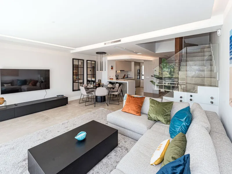 Beautiful modern townhouse in a gated community of only 40 houses located within La Cala Golf. South facing with frontline golf views the property has 3 bedrooms and 2.5 bathrooms. The living area is open plan with a stylish modern kitchen. There is a lar
