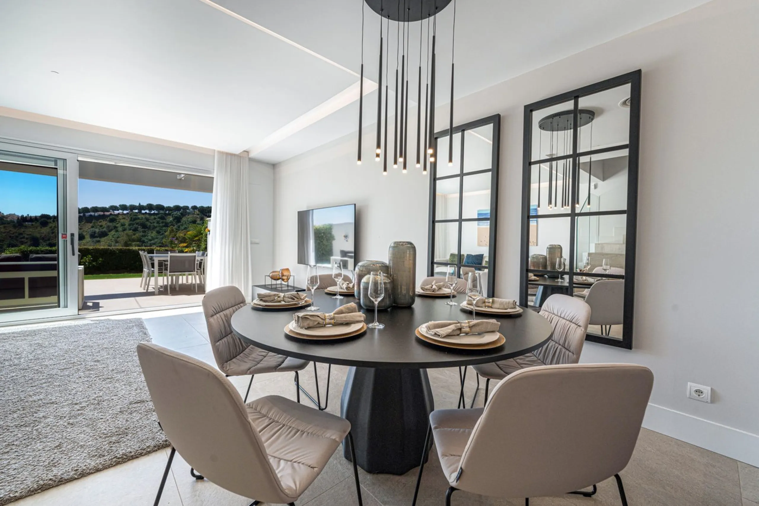 Beautiful modern townhouse in a gated community of only 40 houses located within La Cala Golf. South facing with frontline golf views the property has 3 bedrooms and 2.5 bathrooms. The living area is open plan with a stylish modern kitchen. There is a lar