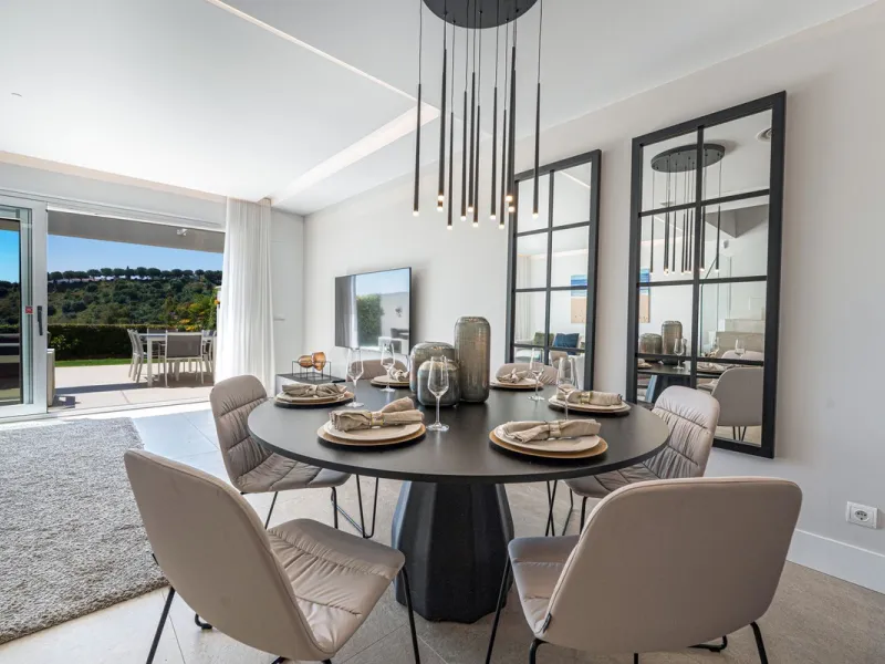 Beautiful modern townhouse in a gated community of only 40 houses located within La Cala Golf. South facing with frontline golf views the property has 3 bedrooms and 2.5 bathrooms. The living area is open plan with a stylish modern kitchen. There is a lar