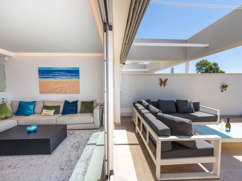 Beautiful modern townhouse in a gated community of only 40 houses located within La Cala Golf. South facing with frontline golf views the property has 3 bedrooms and 2.5 bathrooms. The living area is open plan with a stylish modern kitchen. There is a lar