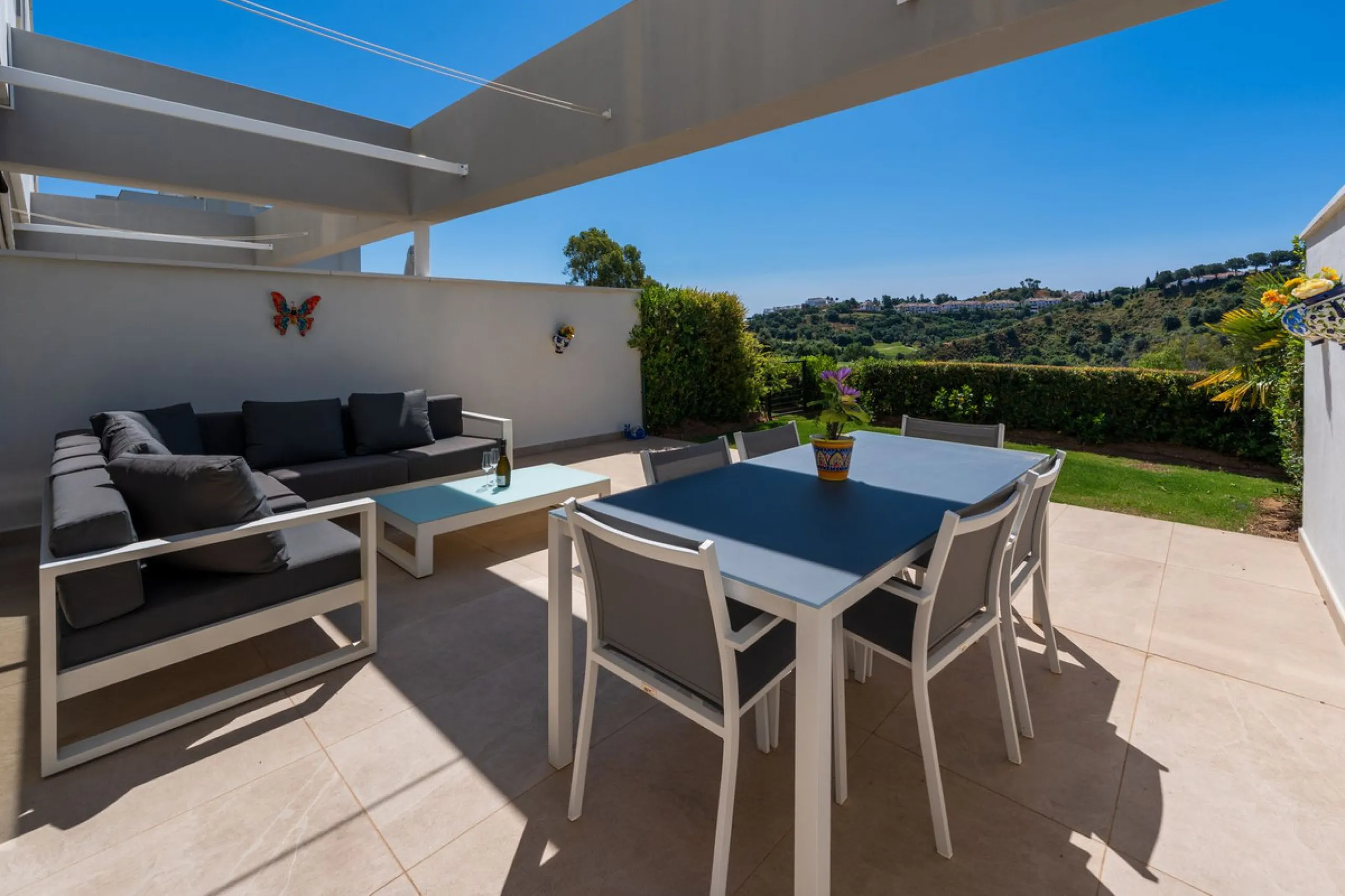 Beautiful modern townhouse in a gated community of only 40 houses located within La Cala Golf. South facing with frontline golf views the property has 3 bedrooms and 2.5 bathrooms. The living area is open plan with a stylish modern kitchen. There is a lar