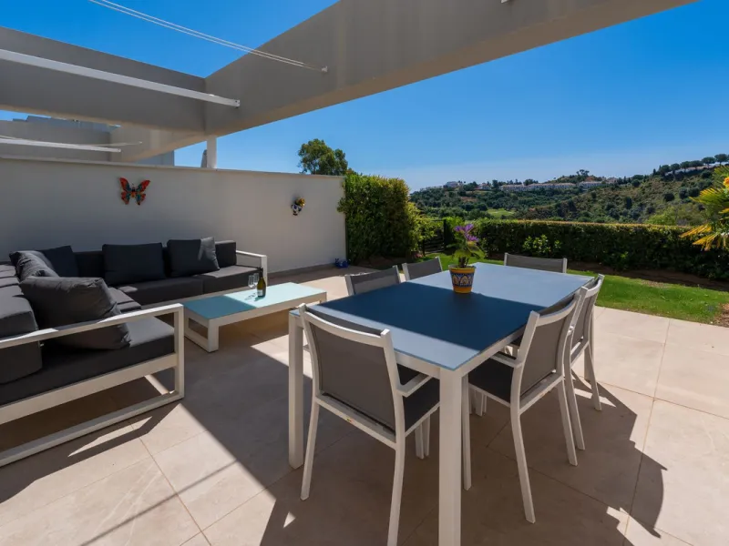 Beautiful modern townhouse in a gated community of only 40 houses located within La Cala Golf. South facing with frontline golf views the property has 3 bedrooms and 2.5 bathrooms. The living area is open plan with a stylish modern kitchen. There is a lar