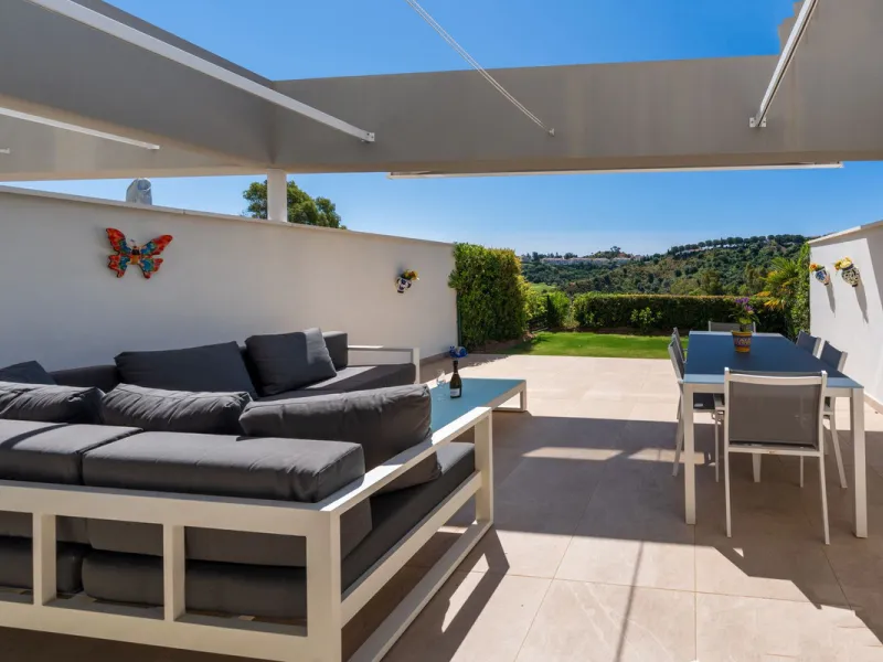 Beautiful modern townhouse in a gated community of only 40 houses located within La Cala Golf. South facing with frontline golf views the property has 3 bedrooms and 2.5 bathrooms. The living area is open plan with a stylish modern kitchen. There is a lar