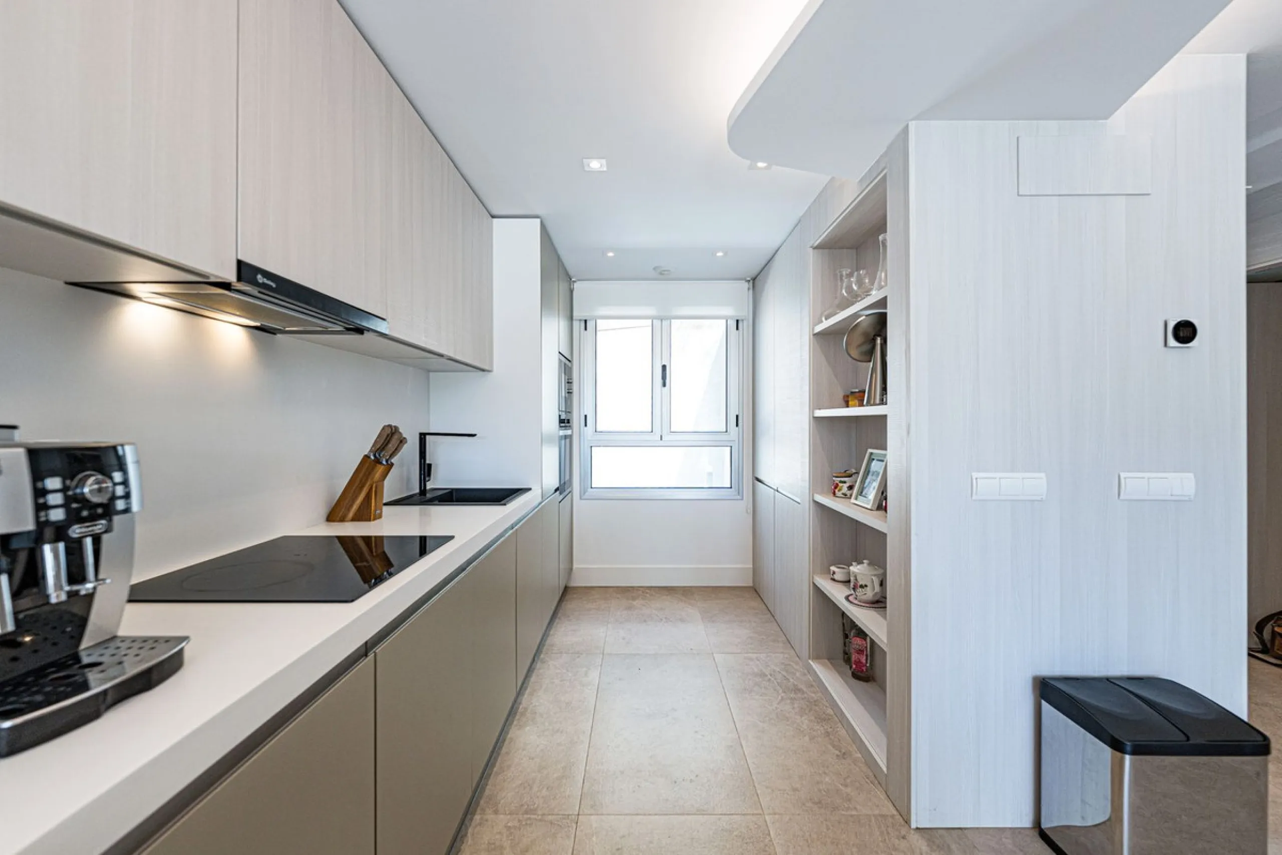 Beautiful modern townhouse in a gated community of only 40 houses located within La Cala Golf. South facing with frontline golf views the property has 3 bedrooms and 2.5 bathrooms. The living area is open plan with a stylish modern kitchen. There is a lar