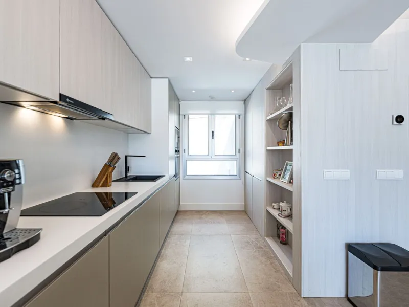 Beautiful modern townhouse in a gated community of only 40 houses located within La Cala Golf. South facing with frontline golf views the property has 3 bedrooms and 2.5 bathrooms. The living area is open plan with a stylish modern kitchen. There is a lar