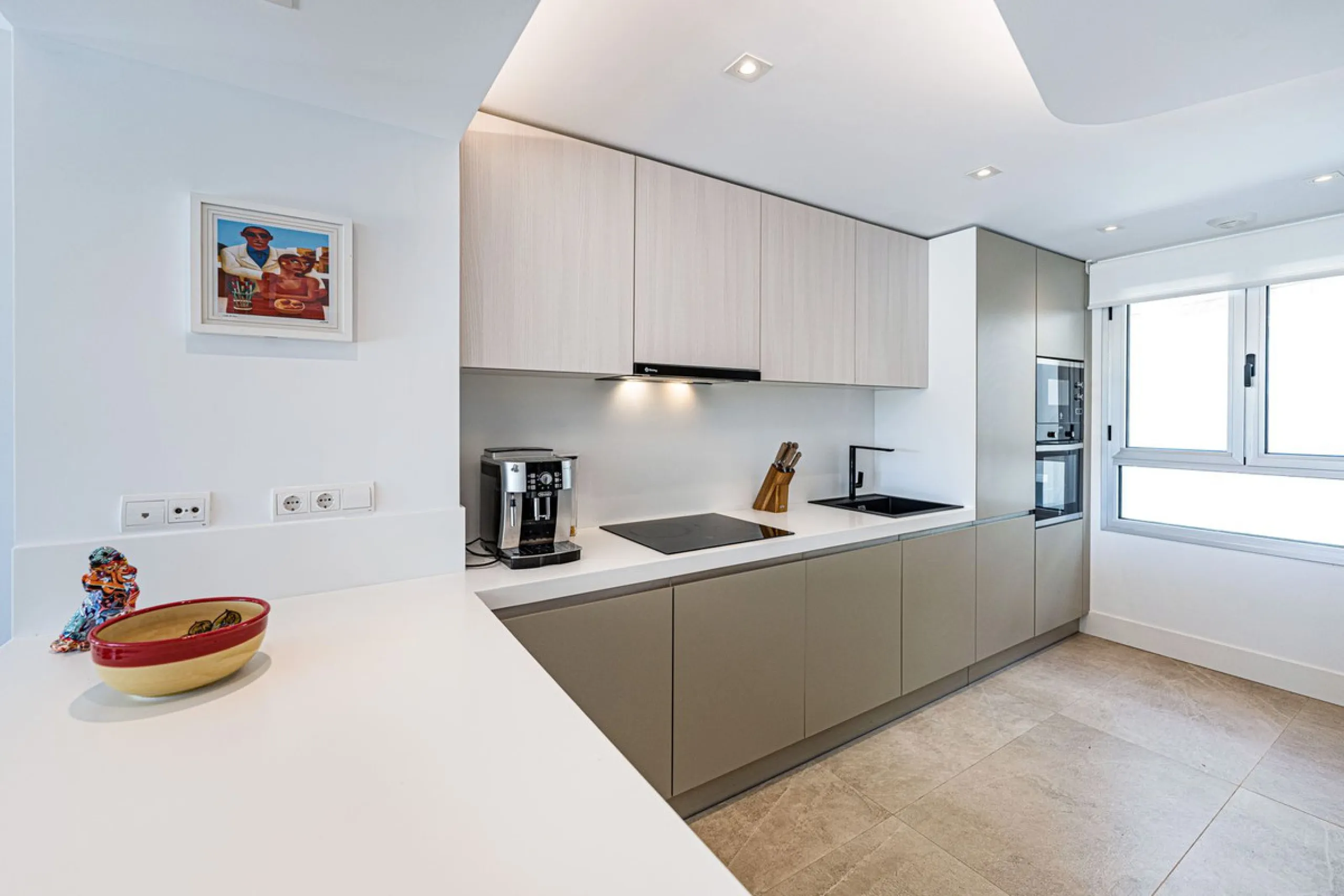 Beautiful modern townhouse in a gated community of only 40 houses located within La Cala Golf. South facing with frontline golf views the property has 3 bedrooms and 2.5 bathrooms. The living area is open plan with a stylish modern kitchen. There is a lar