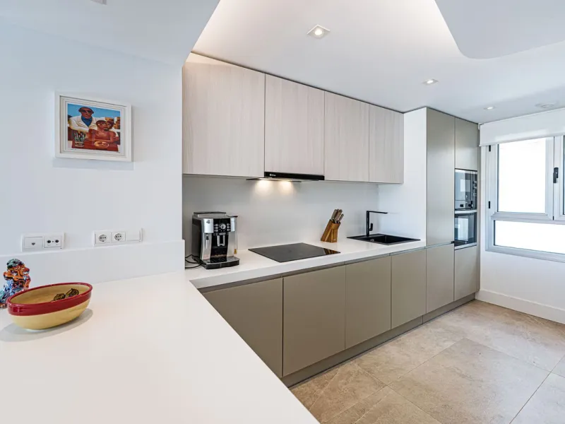 Beautiful modern townhouse in a gated community of only 40 houses located within La Cala Golf. South facing with frontline golf views the property has 3 bedrooms and 2.5 bathrooms. The living area is open plan with a stylish modern kitchen. There is a lar