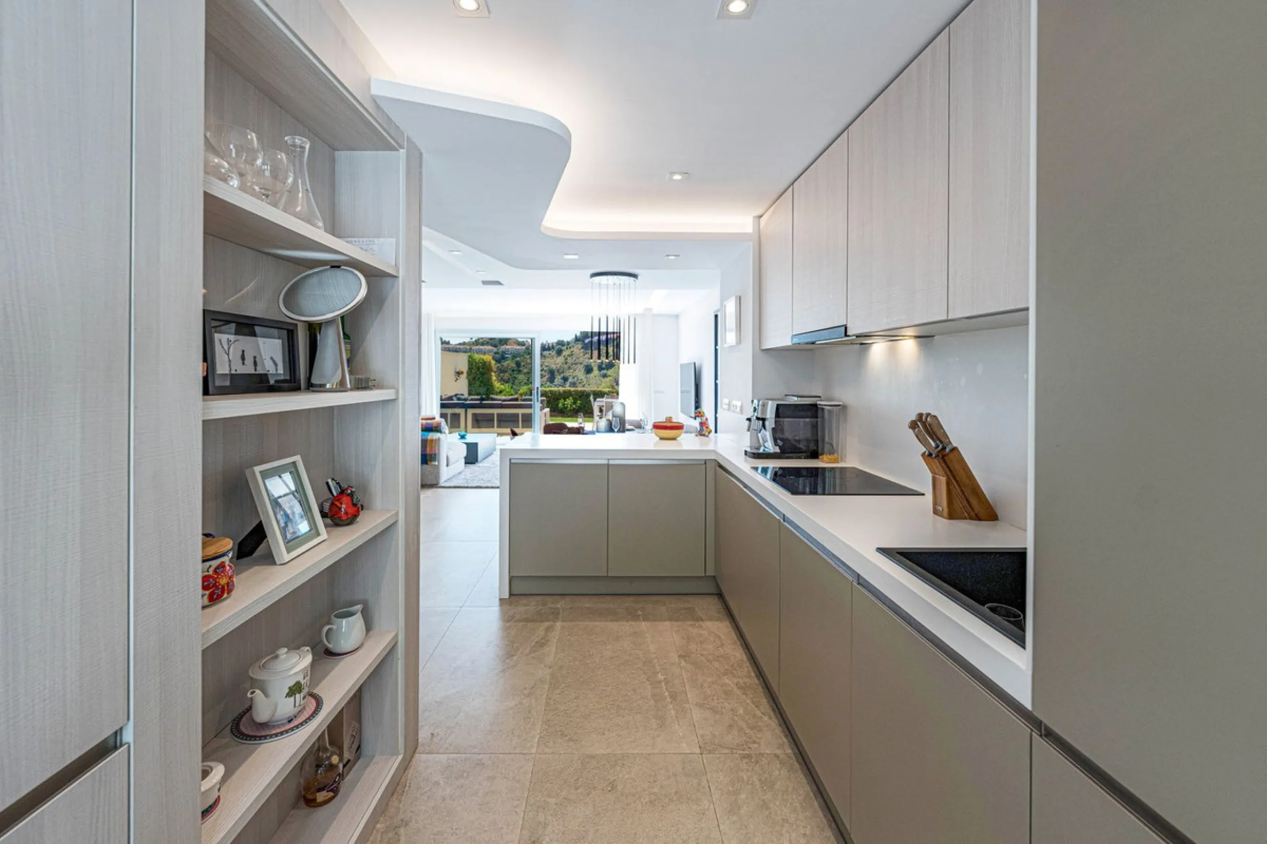 Beautiful modern townhouse in a gated community of only 40 houses located within La Cala Golf. South facing with frontline golf views the property has 3 bedrooms and 2.5 bathrooms. The living area is open plan with a stylish modern kitchen. There is a lar