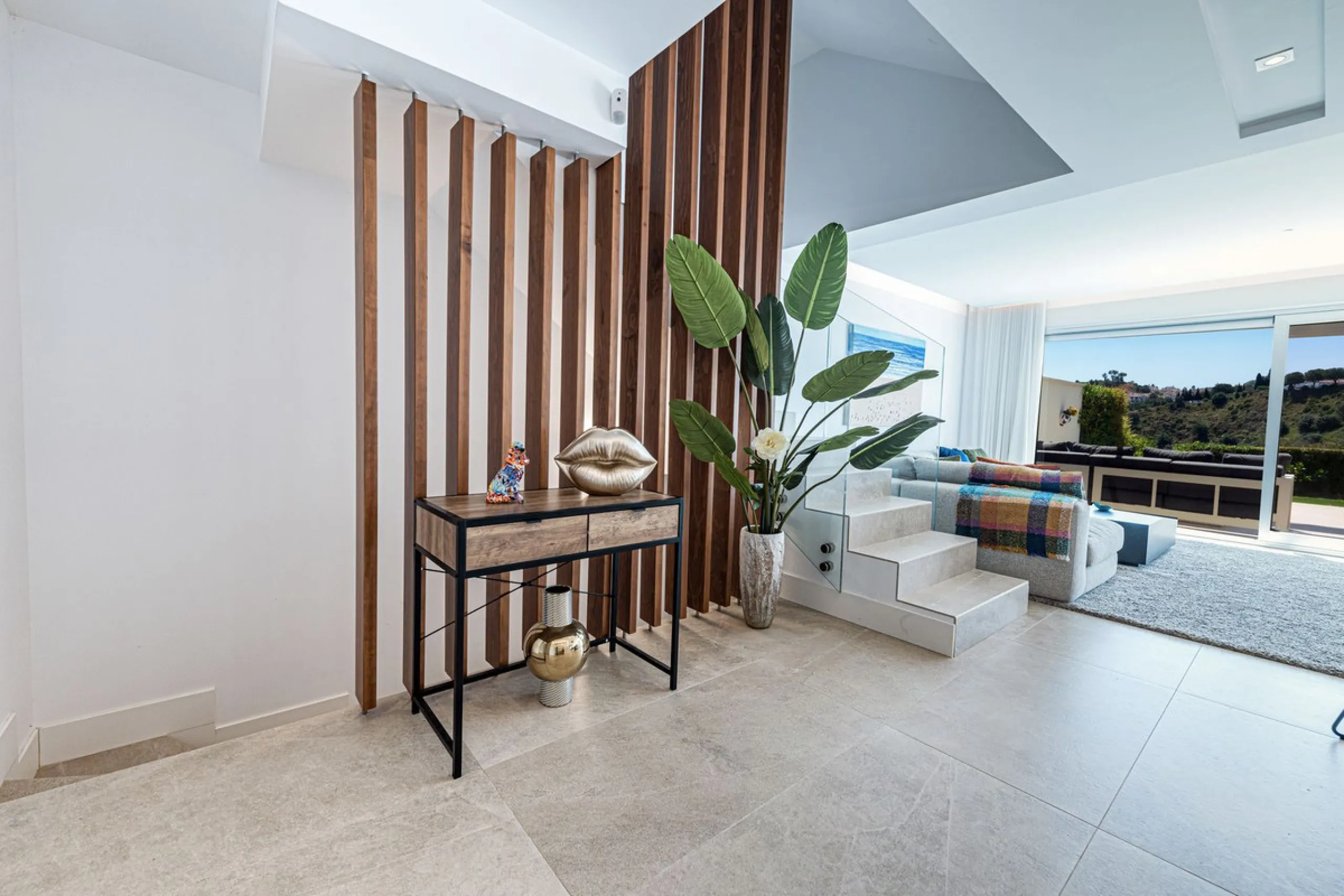 Beautiful modern townhouse in a gated community of only 40 houses located within La Cala Golf. South facing with frontline golf views the property has 3 bedrooms and 2.5 bathrooms. The living area is open plan with a stylish modern kitchen. There is a lar