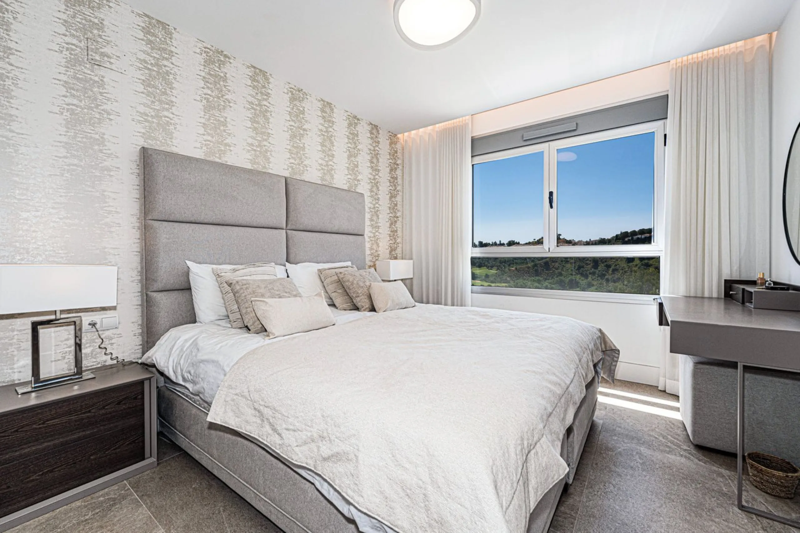 Beautiful modern townhouse in a gated community of only 40 houses located within La Cala Golf. South facing with frontline golf views the property has 3 bedrooms and 2.5 bathrooms. The living area is open plan with a stylish modern kitchen. There is a lar