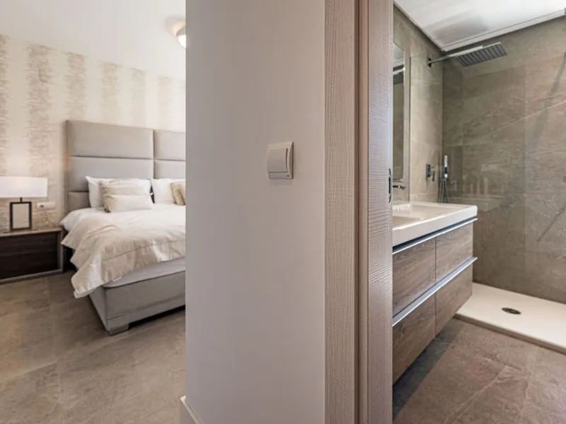 Beautiful modern townhouse in a gated community of only 40 houses located within La Cala Golf. South facing with frontline golf views the property has 3 bedrooms and 2.5 bathrooms. The living area is open plan with a stylish modern kitchen. There is a lar