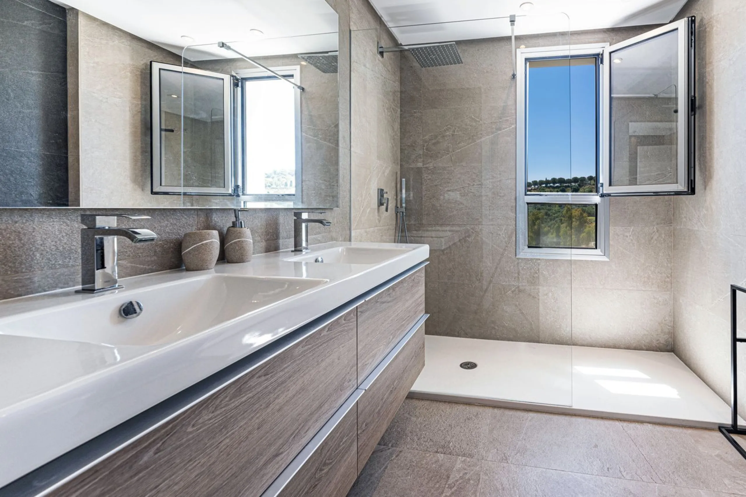 Beautiful modern townhouse in a gated community of only 40 houses located within La Cala Golf. South facing with frontline golf views the property has 3 bedrooms and 2.5 bathrooms. The living area is open plan with a stylish modern kitchen. There is a lar