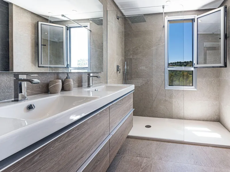 Beautiful modern townhouse in a gated community of only 40 houses located within La Cala Golf. South facing with frontline golf views the property has 3 bedrooms and 2.5 bathrooms. The living area is open plan with a stylish modern kitchen. There is a lar