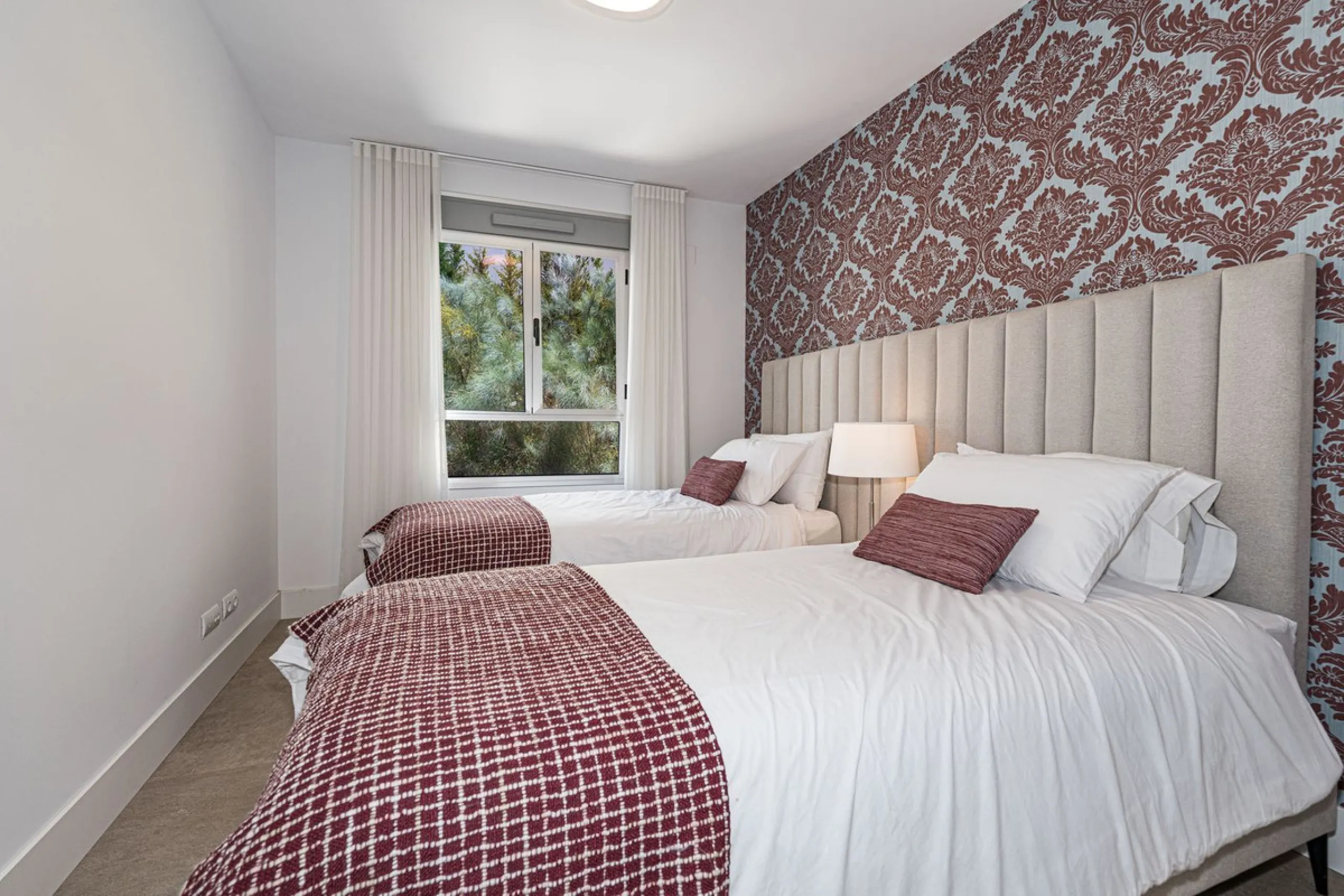 Beautiful modern townhouse in a gated community of only 40 houses located within La Cala Golf. South facing with frontline golf views the property has 3 bedrooms and 2.5 bathrooms. The living area is open plan with a stylish modern kitchen. There is a lar