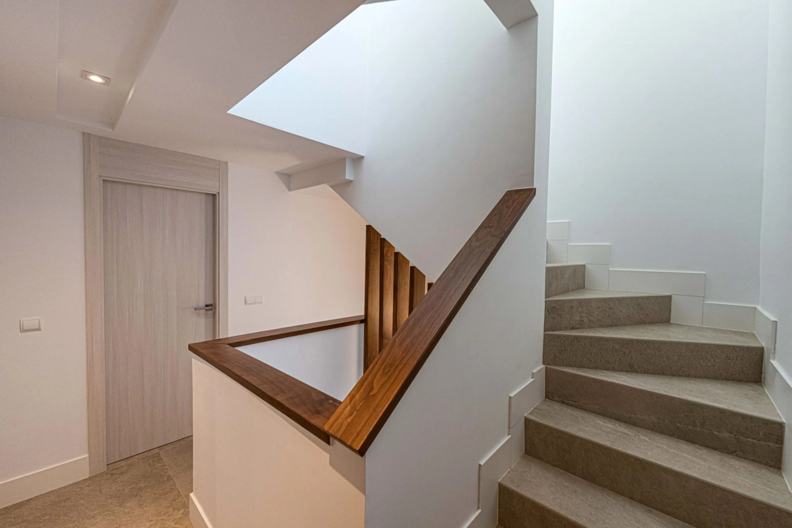 Beautiful modern townhouse in a gated community of only 40 houses located within La Cala Golf. South facing with frontline golf views the property has 3 bedrooms and 2.5 bathrooms. The living area is open plan with a stylish modern kitchen. There is a lar