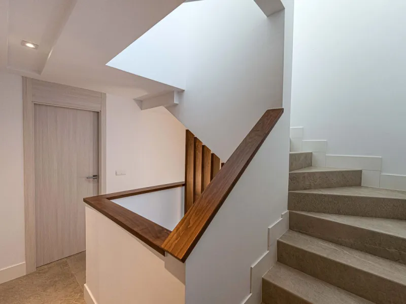 Beautiful modern townhouse in a gated community of only 40 houses located within La Cala Golf. South facing with frontline golf views the property has 3 bedrooms and 2.5 bathrooms. The living area is open plan with a stylish modern kitchen. There is a lar
