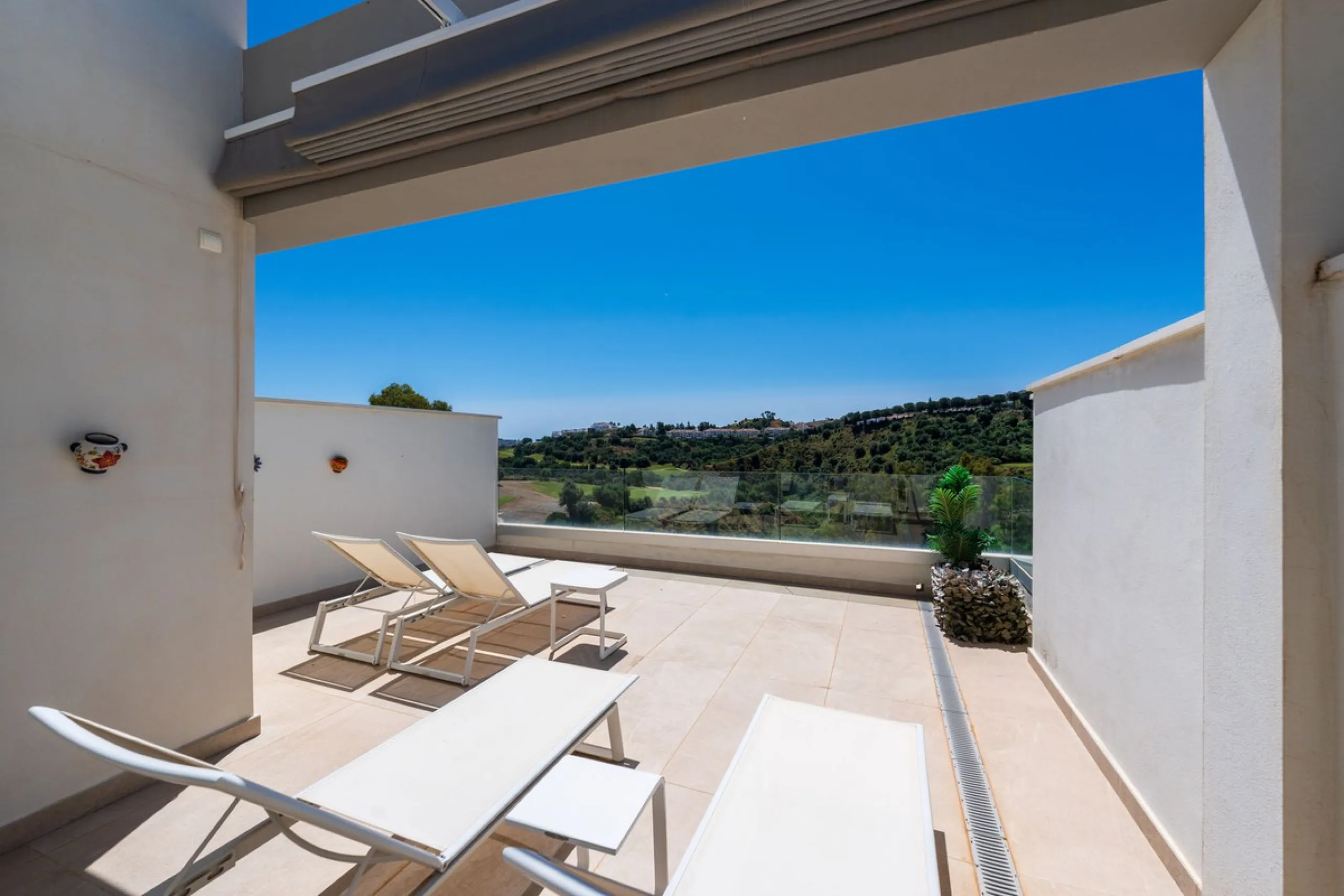 Beautiful modern townhouse in a gated community of only 40 houses located within La Cala Golf. South facing with frontline golf views the property has 3 bedrooms and 2.5 bathrooms. The living area is open plan with a stylish modern kitchen. There is a lar