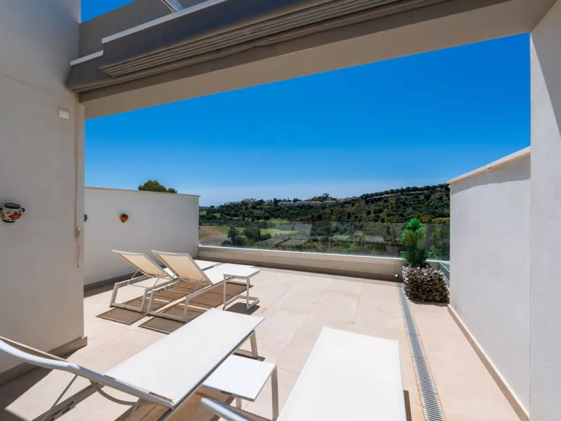 Beautiful modern townhouse in a gated community of only 40 houses located within La Cala Golf. South facing with frontline golf views the property has 3 bedrooms and 2.5 bathrooms. The living area is open plan with a stylish modern kitchen. There is a lar