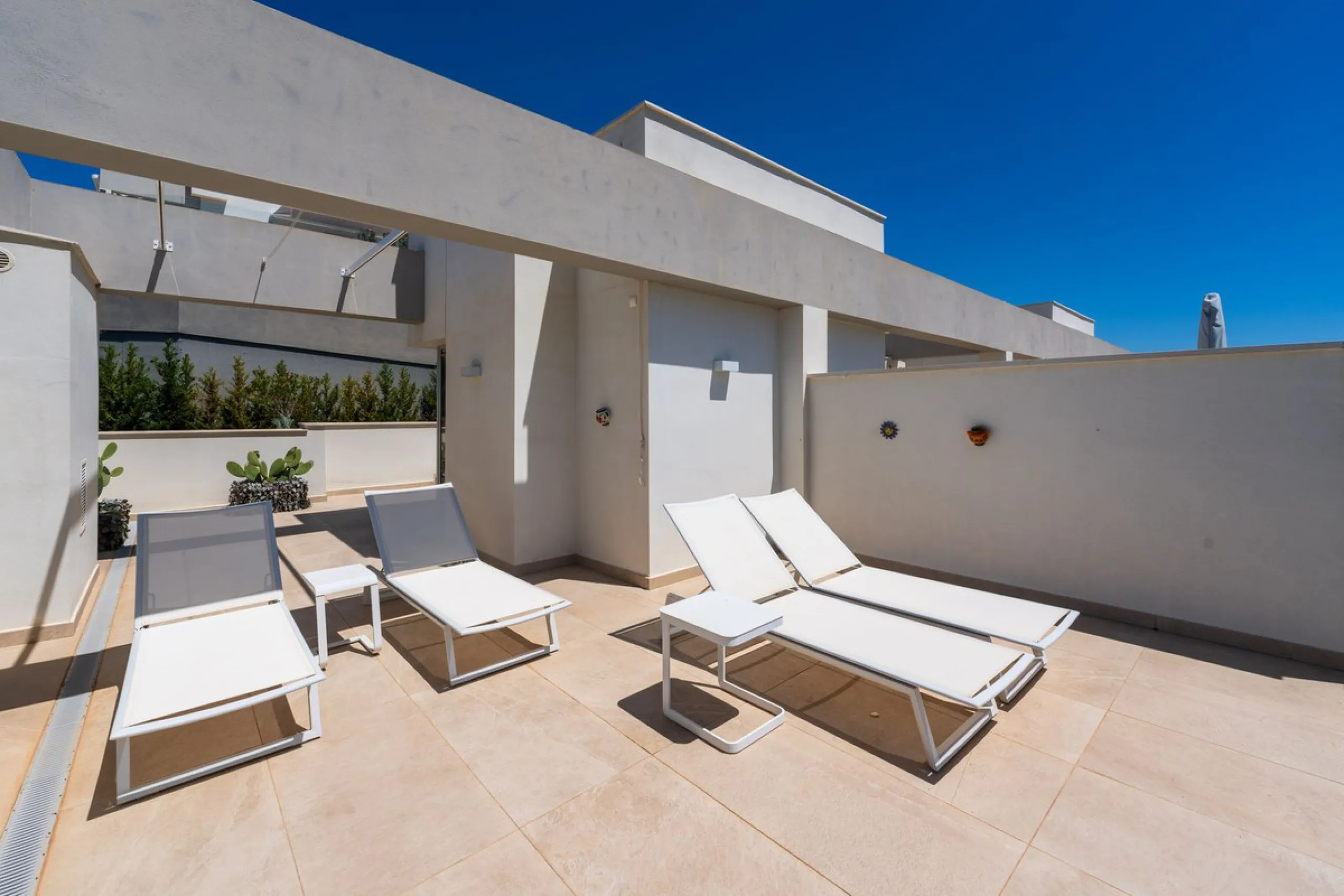 Beautiful modern townhouse in a gated community of only 40 houses located within La Cala Golf. South facing with frontline golf views the property has 3 bedrooms and 2.5 bathrooms. The living area is open plan with a stylish modern kitchen. There is a lar