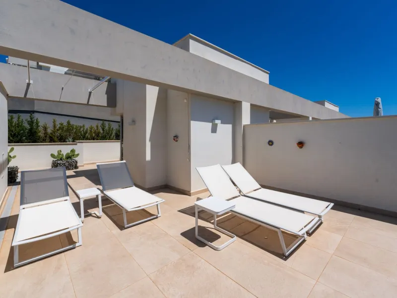 Beautiful modern townhouse in a gated community of only 40 houses located within La Cala Golf. South facing with frontline golf views the property has 3 bedrooms and 2.5 bathrooms. The living area is open plan with a stylish modern kitchen. There is a lar