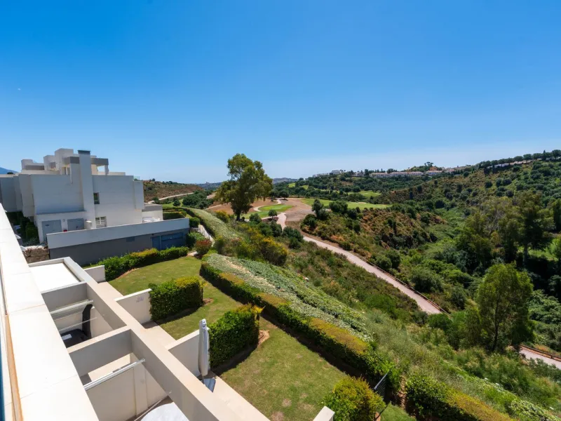 Beautiful modern townhouse in a gated community of only 40 houses located within La Cala Golf. South facing with frontline golf views the property has 3 bedrooms and 2.5 bathrooms. The living area is open plan with a stylish modern kitchen. There is a lar