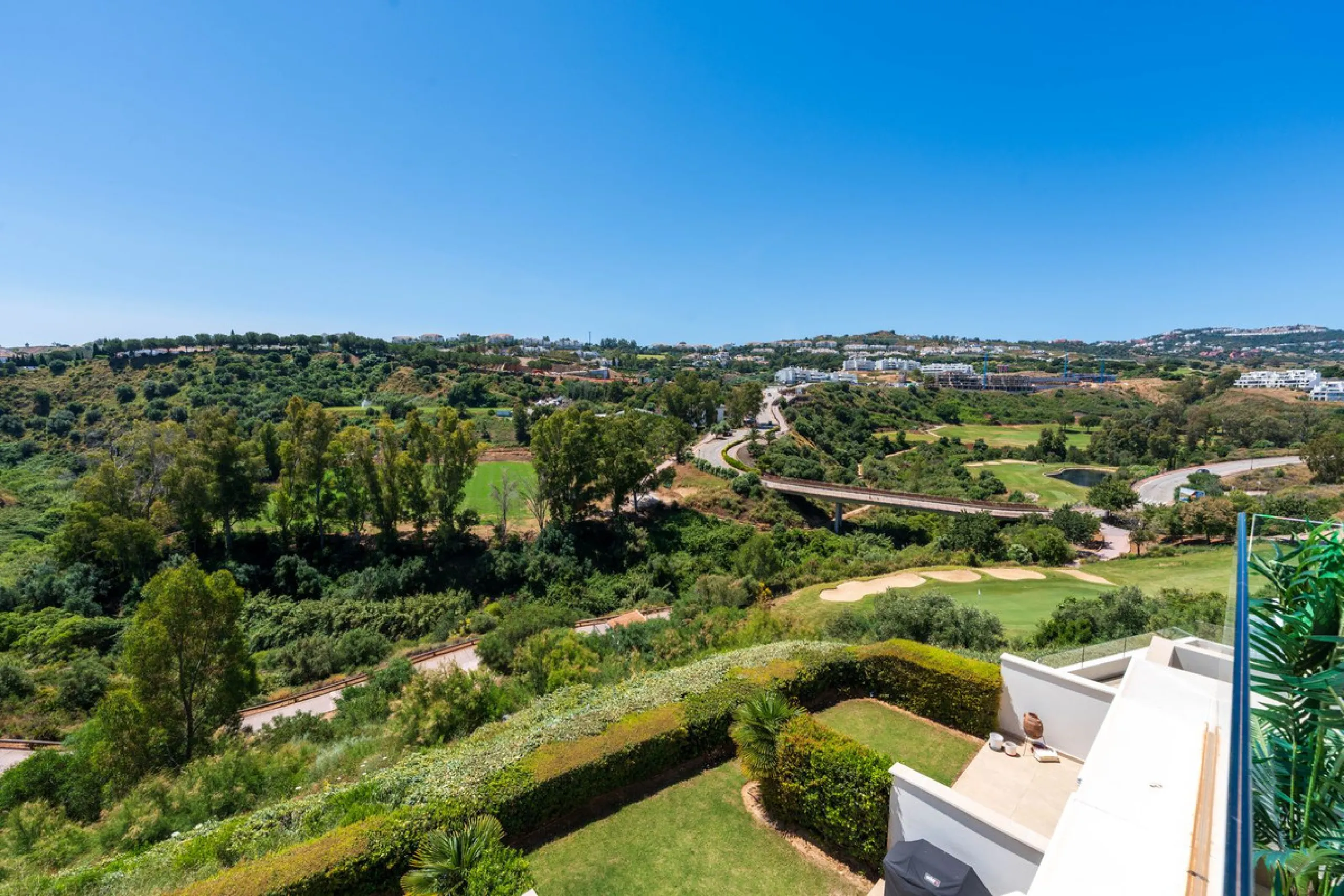 Beautiful modern townhouse in a gated community of only 40 houses located within La Cala Golf. South facing with frontline golf views the property has 3 bedrooms and 2.5 bathrooms. The living area is open plan with a stylish modern kitchen. There is a lar