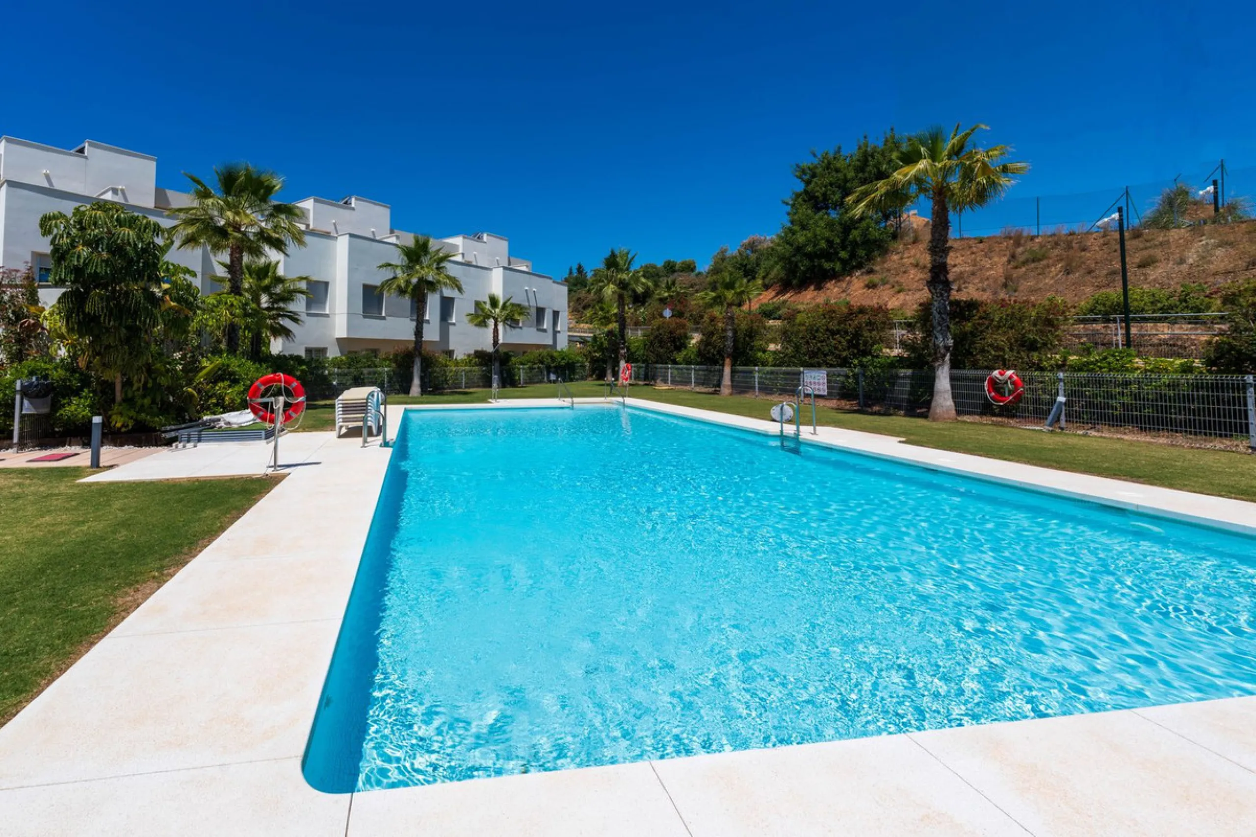 Beautiful modern townhouse in a gated community of only 40 houses located within La Cala Golf. South facing with frontline golf views the property has 3 bedrooms and 2.5 bathrooms. The living area is open plan with a stylish modern kitchen. There is a lar