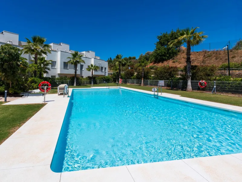 Beautiful modern townhouse in a gated community of only 40 houses located within La Cala Golf. South facing with frontline golf views the property has 3 bedrooms and 2.5 bathrooms. The living area is open plan with a stylish modern kitchen. There is a lar