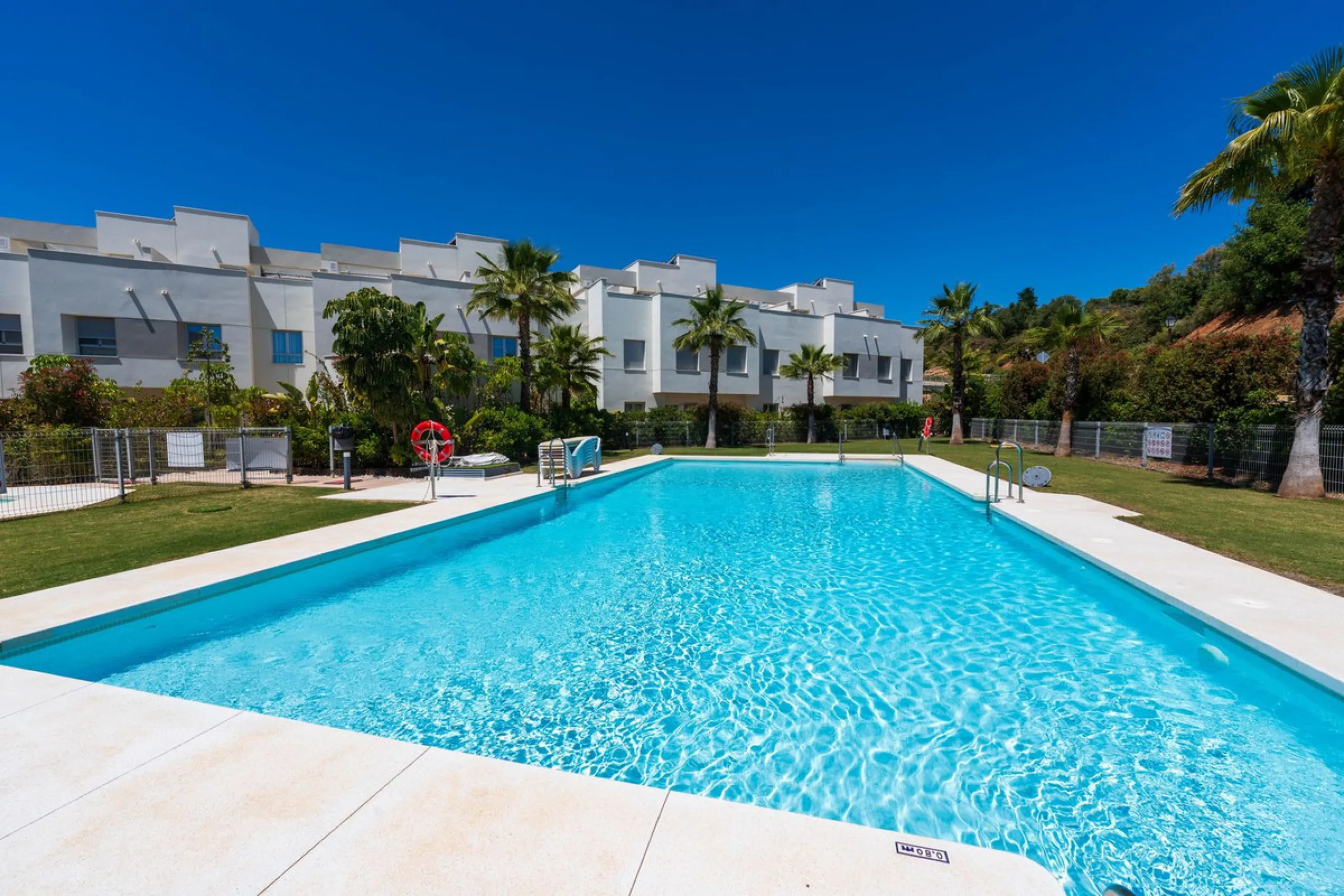 Beautiful modern townhouse in a gated community of only 40 houses located within La Cala Golf. South facing with frontline golf views the property has 3 bedrooms and 2.5 bathrooms. The living area is open plan with a stylish modern kitchen. There is a lar
