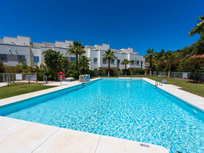 Beautiful modern townhouse in a gated community of only 40 houses located within La Cala Golf. South facing with frontline golf views the property has 3 bedrooms and 2.5 bathrooms. The living area is open plan with a stylish modern kitchen. There is a lar