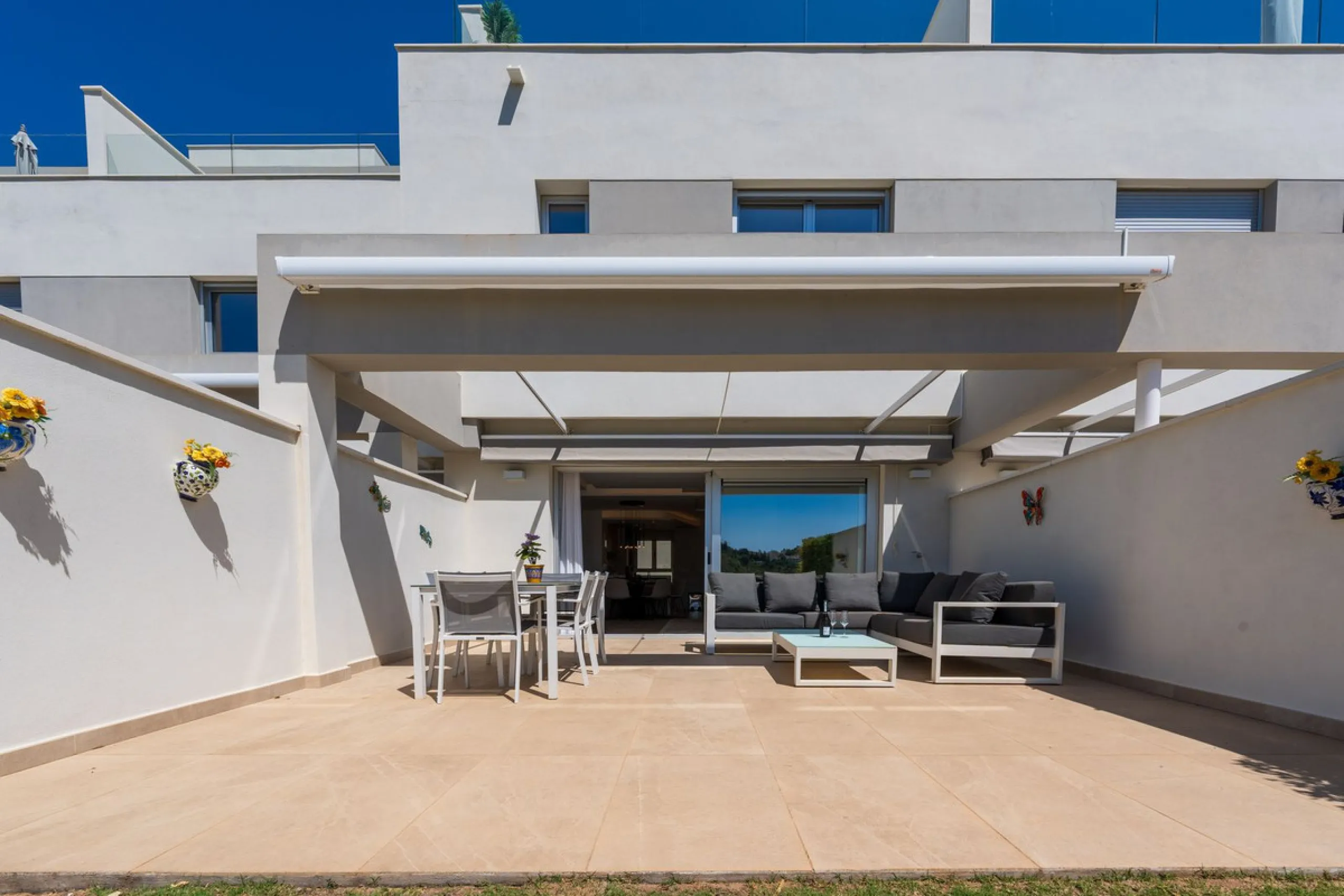 Beautiful modern townhouse in a gated community of only 40 houses located within La Cala Golf. South facing with frontline golf views the property has 3 bedrooms and 2.5 bathrooms. The living area is open plan with a stylish modern kitchen. There is a lar