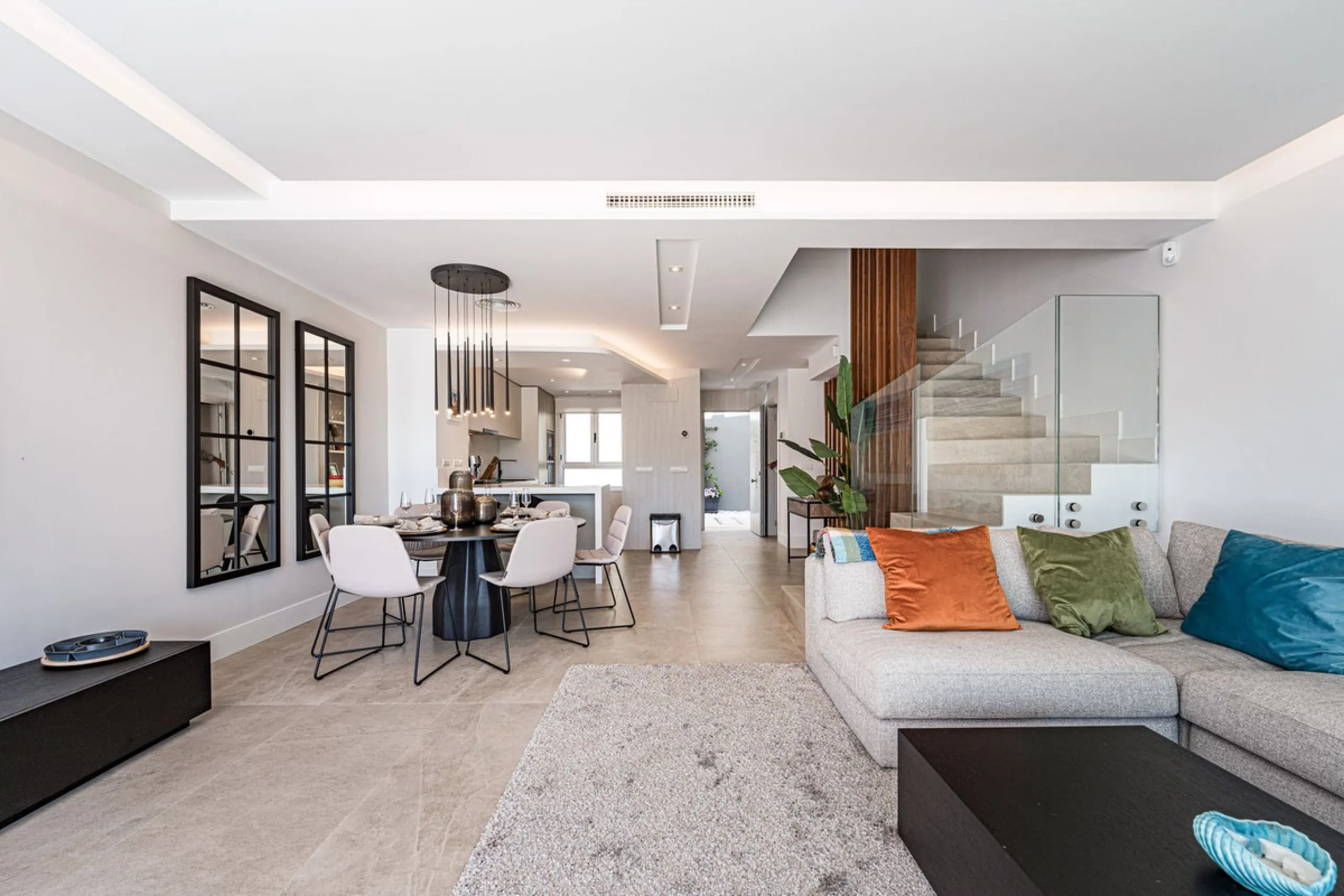 Beautiful modern townhouse in a gated community of only 40 houses located within La Cala Golf. South facing with frontline golf views the property has 3 bedrooms and 2.5 bathrooms. The living area is open plan with a stylish modern kitchen. There is a lar