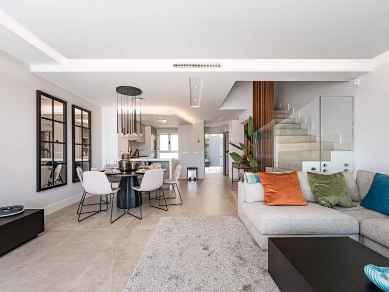 Beautiful modern townhouse in a gated community of only 40 houses located within La Cala Golf. South facing with frontline golf views the property has 3 bedrooms and 2.5 bathrooms. The living area is open plan with a stylish modern kitchen. There is a lar