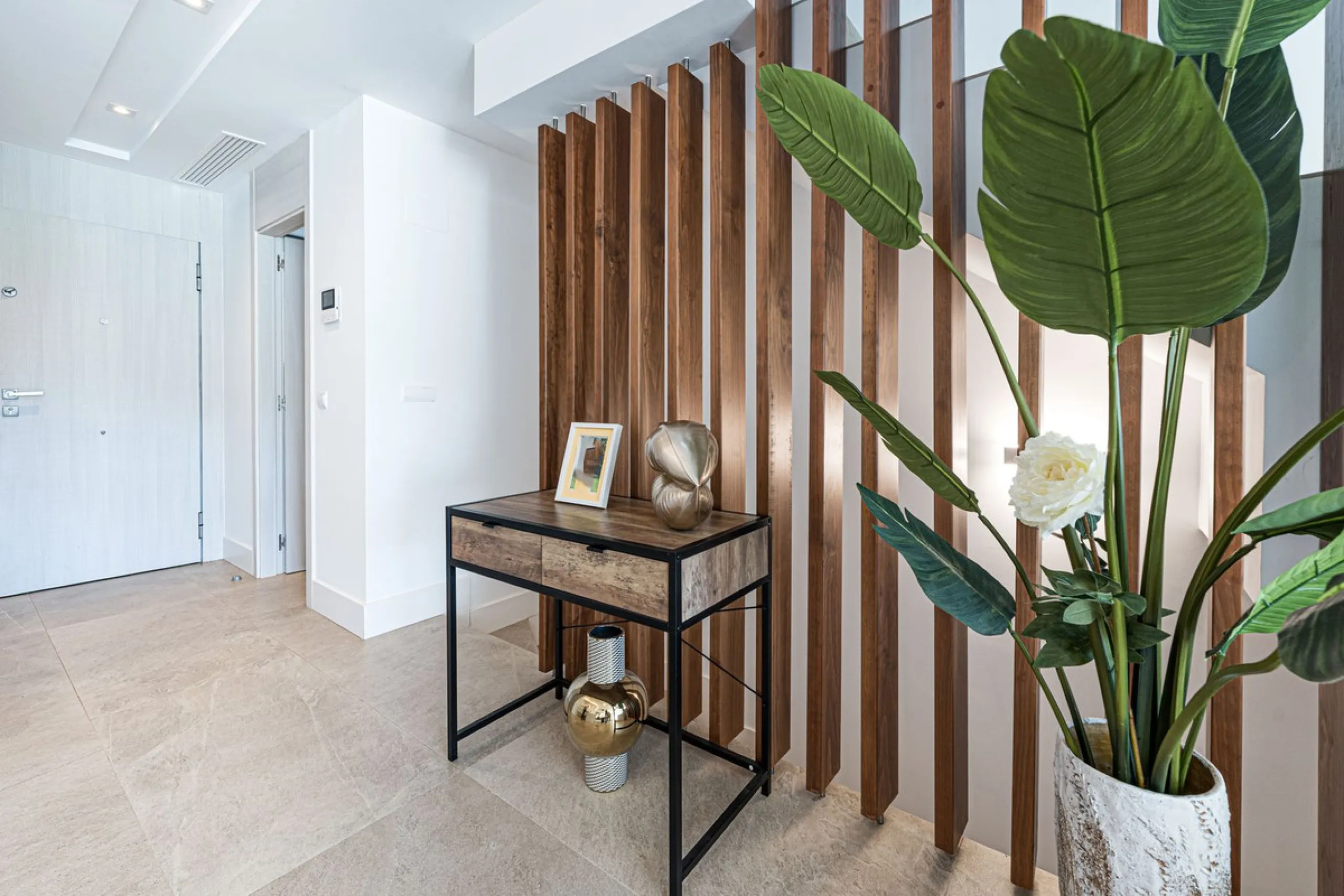 Beautiful modern townhouse in a gated community of only 40 houses located within La Cala Golf. South facing with frontline golf views the property has 3 bedrooms and 2.5 bathrooms. The living area is open plan with a stylish modern kitchen. There is a lar