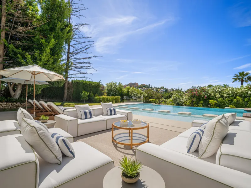 Boasting of unparalleled architecture and unrivalled construction quality, the villa offers sophisticated and contemporary living, sitting on a private plot within a secure community with breathtaking front-line panoramic views towards Los Naranjos Golf c