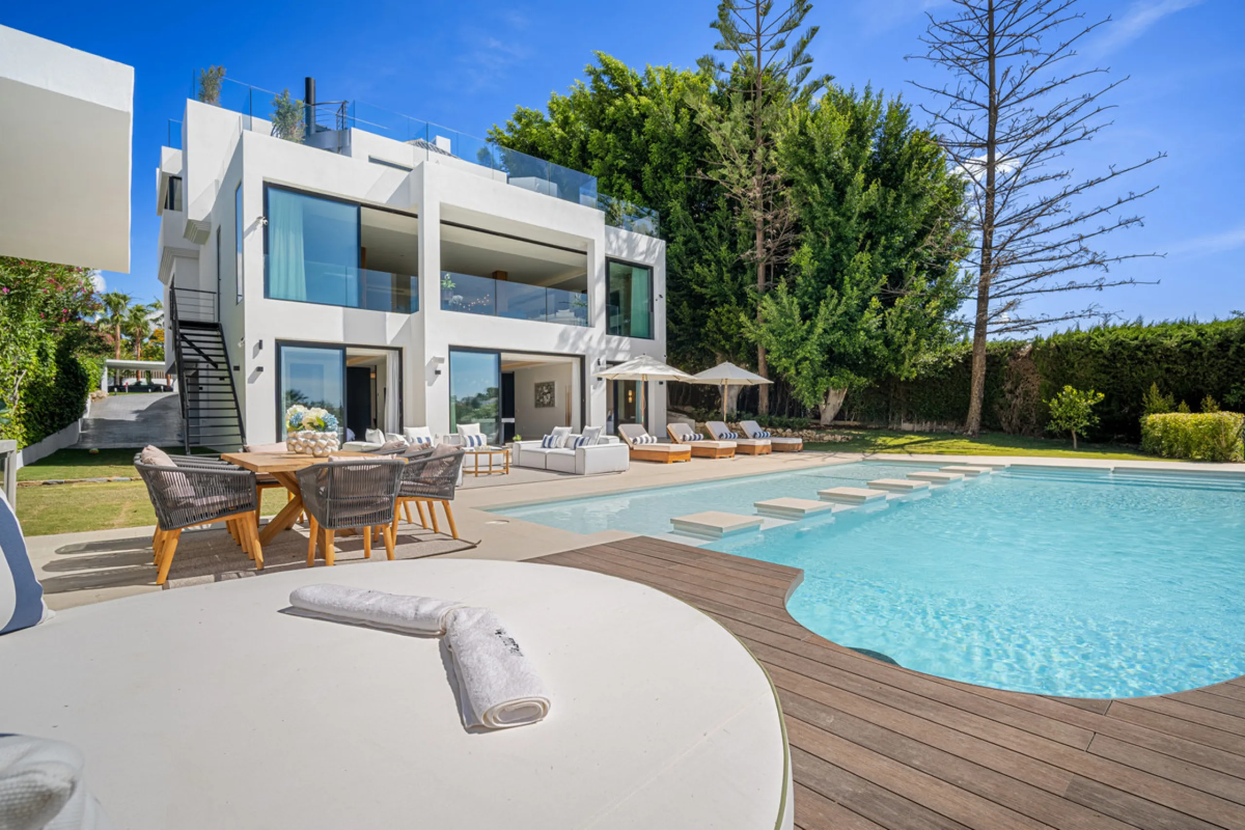 Boasting of unparalleled architecture and unrivalled construction quality, the villa offers sophisticated and contemporary living, sitting on a private plot within a secure community with breathtaking front-line panoramic views towards Los Naranjos Golf c