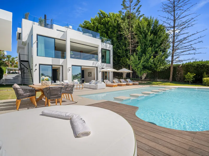 Boasting of unparalleled architecture and unrivalled construction quality, the villa offers sophisticated and contemporary living, sitting on a private plot within a secure community with breathtaking front-line panoramic views towards Los Naranjos Golf c