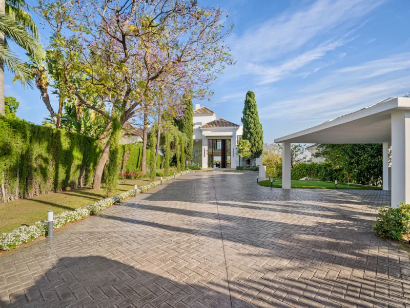 Boasting of unparalleled architecture and unrivalled construction quality, the villa offers sophisticated and contemporary living, sitting on a private plot within a secure community with breathtaking front-line panoramic views towards Los Naranjos Golf c