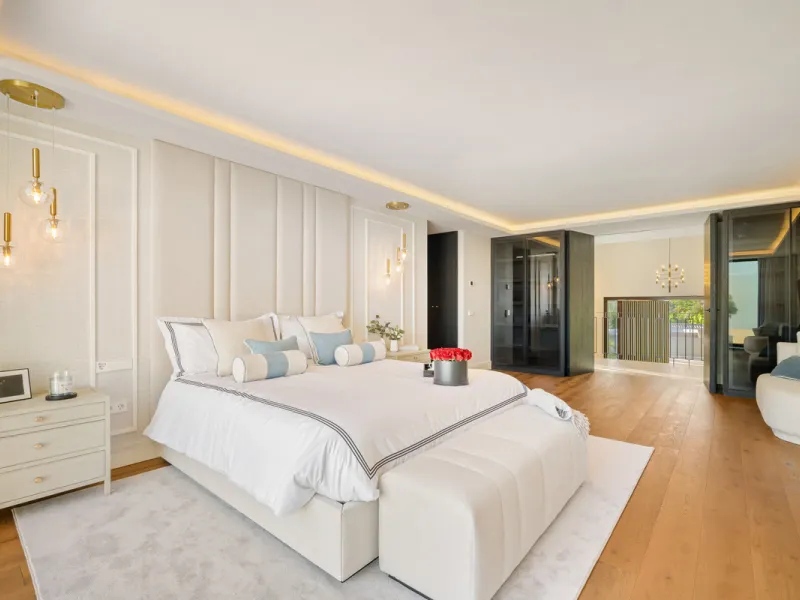 Boasting of unparalleled architecture and unrivalled construction quality, the villa offers sophisticated and contemporary living, sitting on a private plot within a secure community with breathtaking front-line panoramic views towards Los Naranjos Golf c