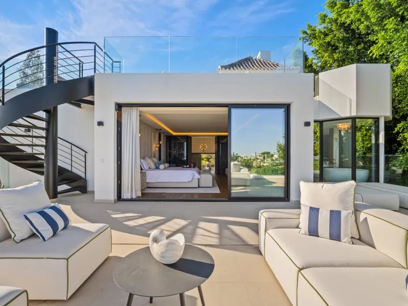 Boasting of unparalleled architecture and unrivalled construction quality, the villa offers sophisticated and contemporary living, sitting on a private plot within a secure community with breathtaking front-line panoramic views towards Los Naranjos Golf c