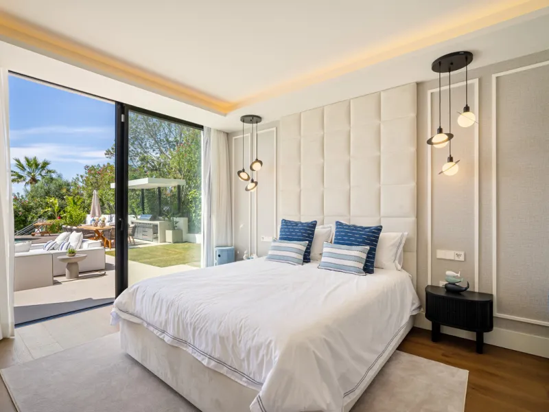 Boasting of unparalleled architecture and unrivalled construction quality, the villa offers sophisticated and contemporary living, sitting on a private plot within a secure community with breathtaking front-line panoramic views towards Los Naranjos Golf c