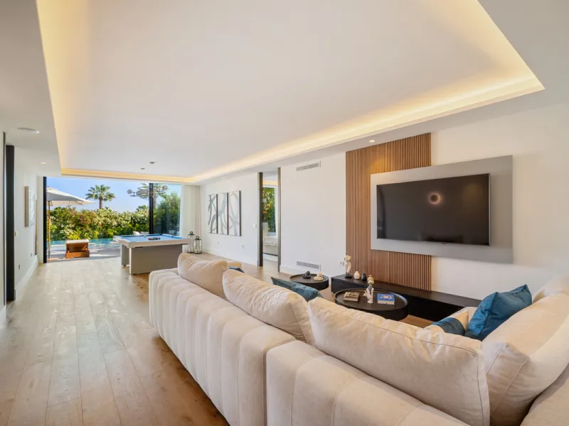 Boasting of unparalleled architecture and unrivalled construction quality, the villa offers sophisticated and contemporary living, sitting on a private plot within a secure community with breathtaking front-line panoramic views towards Los Naranjos Golf c