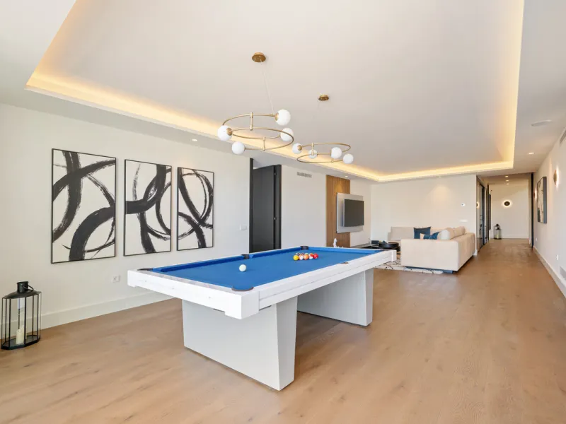 Boasting of unparalleled architecture and unrivalled construction quality, the villa offers sophisticated and contemporary living, sitting on a private plot within a secure community with breathtaking front-line panoramic views towards Los Naranjos Golf c