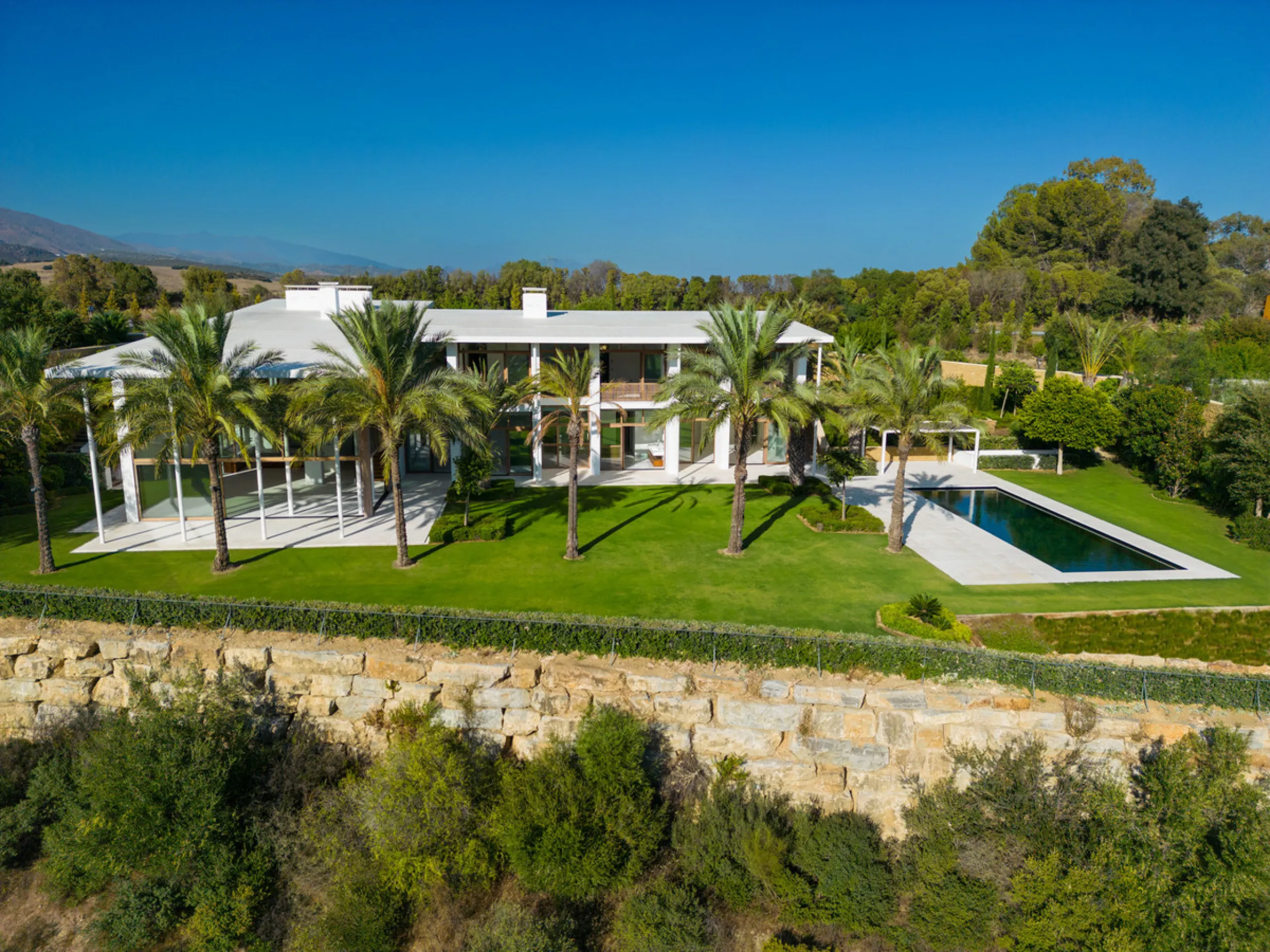 This exceptional residence, exclusive to the Finca Cortesin resort, exudes a captivating blend of luxury and elegance. Designed by the renowned Jose Maria Sierra architects, this architectural masterpiece stands unrivalled on the Costa del Sol, boasting a
