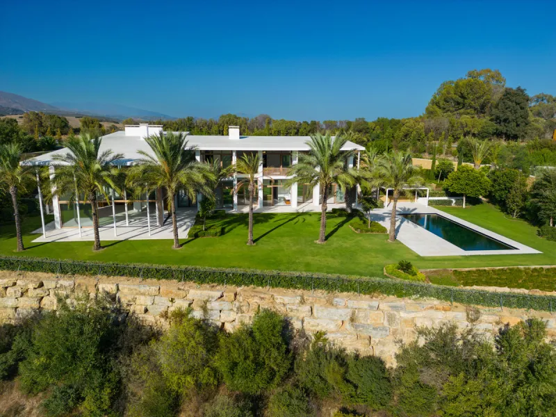 This exceptional residence, exclusive to the Finca Cortesin resort, exudes a captivating blend of luxury and elegance. Designed by the renowned Jose Maria Sierra architects, this architectural masterpiece stands unrivalled on the Costa del Sol, boasting a