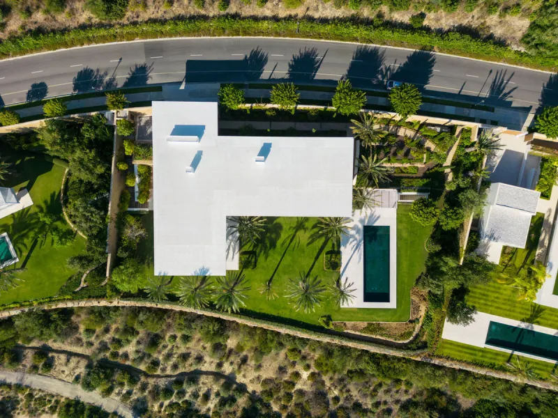This exceptional residence, exclusive to the Finca Cortesin resort, exudes a captivating blend of luxury and elegance. Designed by the renowned Jose Maria Sierra architects, this architectural masterpiece stands unrivalled on the Costa del Sol, boasting a