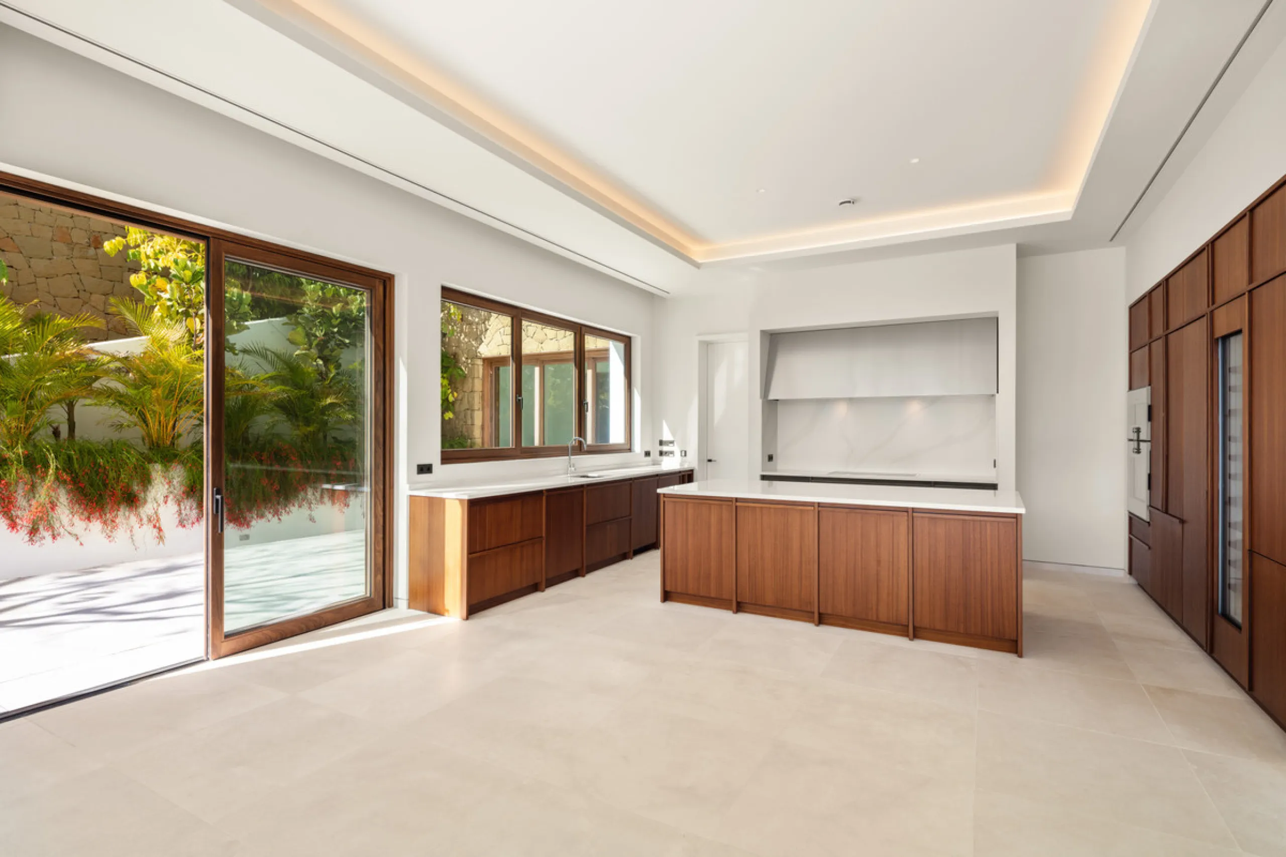 This exceptional residence, exclusive to the Finca Cortesin resort, exudes a captivating blend of luxury and elegance. Designed by the renowned Jose Maria Sierra architects, this architectural masterpiece stands unrivalled on the Costa del Sol, boasting a