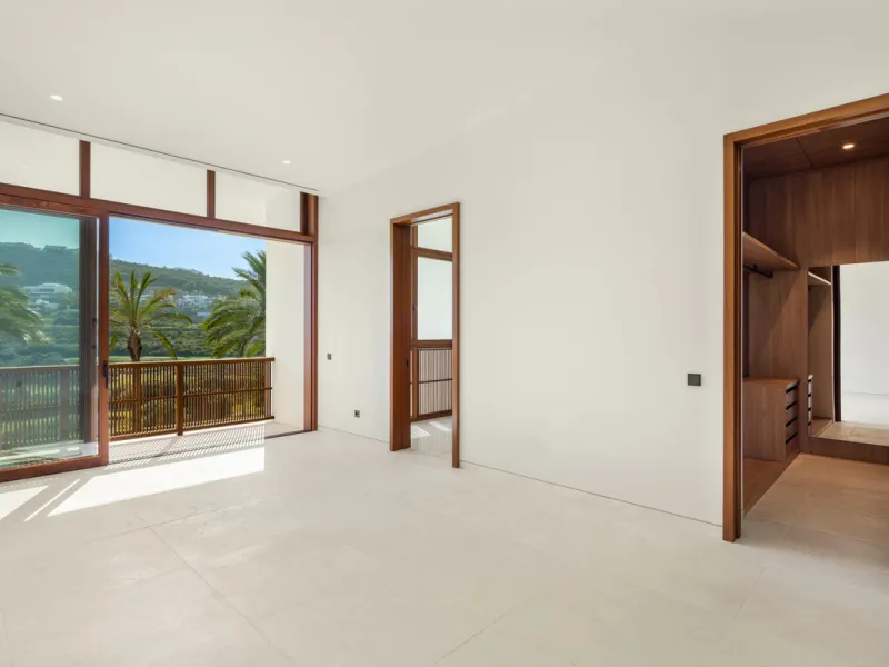 This exceptional residence, exclusive to the Finca Cortesin resort, exudes a captivating blend of luxury and elegance. Designed by the renowned Jose Maria Sierra architects, this architectural masterpiece stands unrivalled on the Costa del Sol, boasting a